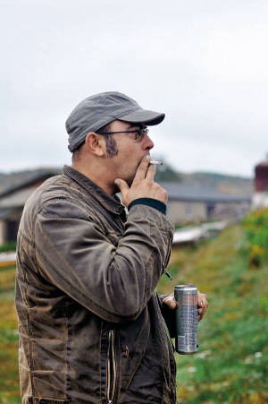 Владислав КИРИЧЕНКО, 43 роки
Народився в місті Горлівка Донецької області.
1992-го закінчив біологічний факультет Московського університету імені Михайла Ломоносова, 2005 року - Master of Business Administration Вищої школи економіки в Москві.
Заснував 1997-го біотехтологічне товариство Helicon, що є лідером на російському ринку комплексного оснащення лабораторій для молекулярної біології.
Фінансував українську недільну школу в Москві, українські рок-фестивалі "Уніж", "Арт-Поле", "Мазепа-Фест", свято 65-річчя Української повстанської армії в Києві.
2006-го викупив аудіовидавництво "Книга вголос" і, перейменувавши в "Наш Формат", випустив близько 200 українських аудіокниг. Крамниці з такою назвою у Києві, Львові, Калуші продають українські книжки, музику, фільми, одяг, сувеніри. Також “Наш Формат” є найбільшим інтернет-магазином українського контенту.
Створив 2007 року Український науковий клуб, що гуртує вітчизняних вчених світового рівня.
Тоді ж долучився до створення гуманітарно-інвестиційного проекту "Хмелева". В селі над Дністром із такою назвою діє зелений резорт і розсадник декоративних рослин. Там гостювали і творили Сашко Положинський, Олег Скрипка, Роман Коваль, Юрій Андрухович, Тарас Житинський, Оксана Забужко, Фома, музиканти Karbido, “ДахаБраха”, PortMone.
2008-го у прикарпатському селі Уніж заснував союзівку "Кузня". Там відбуваються волонтерки, вишкільні табори й семінари. Мають постати конференц-зал, спортивний центр, бібліотека, музична студія, кампус.
Фінансує видання українською мовою світоглядної літератури.
З дитинства захоплюється тракторами, “у вільний час” керує агрофірмою.
Через свою діяльність у різних країнах Європи, постійно перебуває в роз'їздах.
Дружина Юлsя 1995-го закінчила Московськи державний університет, кандидат біологічних наук.
Подробиць особистого життя не розголошує