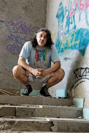 Дмитро ДОБРИЙ-ВЕЧІР, 50 років, музикант. Народився 16 лютого 1962 року в Києві. Вчився на друкаря в столичному поліграфічному училищі. Рік працював у видавництві "Молодь". Мав кафе в Києві.
1989-го заснував рок-гурт "Баніта байда", який одним із перших почав грати готичний рок у поєднанні з українським мелосом. 1991 року створив групу "Вій", якою керує досі.
Одружений, має доньку. Не любить відзначати день народження, Новий рік і 8 Березня.