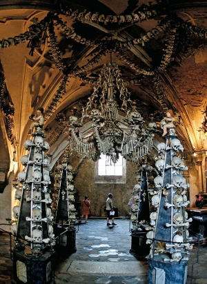 Каплиця церкви Всіх Святих на околиці міста Кутна Гора оздоблена кістками з 40 тисяч людських скелетів