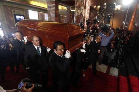Фуэнтес умер в больнице на юге Мехико, куда он ранее был госпитализирован из-за проблем с сердцем
