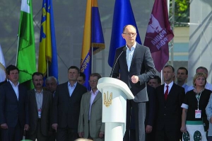 Лідер ”Фронту змін” Арсеній Яценюк зачитує програму об'єднаної опозиції на Михайлівській площі
в Києві. 12 травня