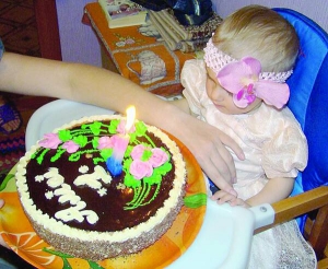 Уманка Марія Лещенко показує доньці Алісі торт, який замовила на її день народження. У ньому медові коржі з подрібненим мигдалем