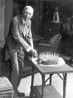 1935-го Джон Рокфеллер відзначив 96-й день народження. Страхова компанія надіслала йому чек на п’ять мільйонів доларів як людині, що одна зі 100 тисяч дожила до такого віку
