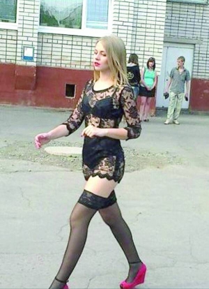 Анастасія Фоменко з міста Павлоград на Дніпропетровщині йде на випускний вечір у відвертій мереживній сукні