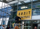 Працівник завершує останні приготування до відкриття нового терміналу аеропорту &quot;Київ&quot;