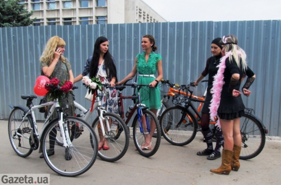 Велосипеды у девушек украшены шарами, цветами и лентами