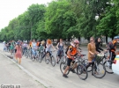 Около 30 представительниц прекрасного пола проехали по городу на велосипедах от площади Дружбы Народов к Долине Роз