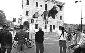 Городяни оглядають пошкоджену землетрусом ратушу в містечку Сант-Агостіно, неподалік Болоньї на півночі Італії. Будівля обвалилася остаточно після одного з повторних поштовхів у неділю по обіді. Стихія вигнала з домівок 11 тисяч людей