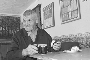 Ярослав Сокіл п’є чай з рулетом у кімнаті для зустрічей Райковецької виправної колонії №78 на Хмельниччині. Його ув’язнили 1998 року за вбивство співмешканки