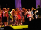 Музиканти кілька разів запрошували на сцену дівчат. Кустуріца показував рухи, які вони повторювали. Скрипаль станцював з шанувальницею танго, а також з'явився у зеленій жіночій сукні
