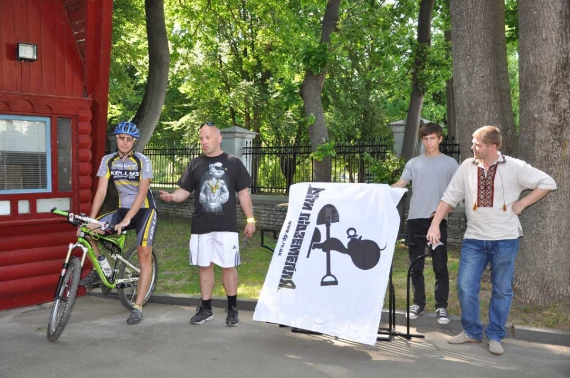 Юрко Журавель презентував патріотичні велопарковки