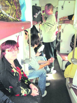 Пасажири сидять у загальному вагоні поїзда Вінниця — Гайворон. У вагоні 81 людина, переважно студенти, які повертаються додому з Вінниці, та заробітчани. Потяг зупиняється у 20 селах на Вінниччині і райцентрі Гайворон на Кіровоградщині