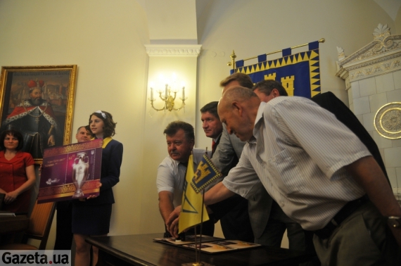 "УЕФА Євро 2012. Україна-Польща" - перша серія поштових "євромарок"