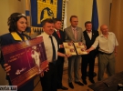 мер і учасники церемонії тримають марку