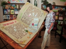 Ірина Мацко із задоволенням демонструє гігантську книгу казок