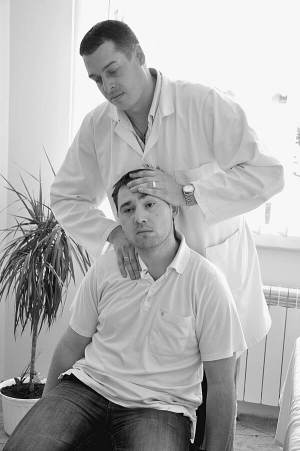 Невролог медичного центру ”Меднеан” Андрій Нечай працює з пацієнтом, що має остеохондроз