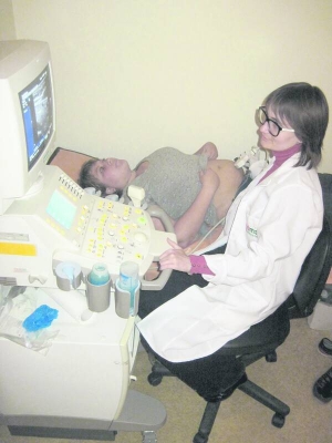 Лікар-гінеколог Олена  Мартинишин проводить ультразвукове дослідження статевих органів пацієнтки у клініці ”Радамед”. Завдяки УЗД можна виявити патології розвитку матки та яєчників