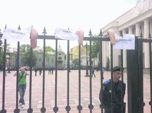 24 травня на паркан Верховної Ради повісили муляжі язиків. Так кілька сотень людей протестували проти прийняття законопроекту ”Про засади державної мовної політики”