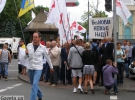 Люди з прапорами БЮТ стоять окремо від мітингувальників