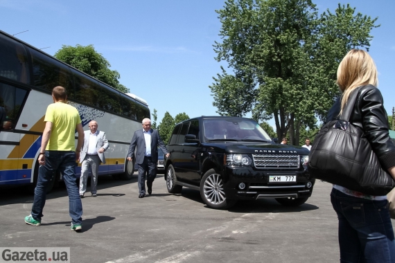 Анатолій Присяжнюк біля автівки зі &quot;скромними&quot; номерами