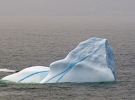Кусок льда с голубой полоской