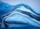 Іноді форма айсберга нагадує застиглу вулканічну породу