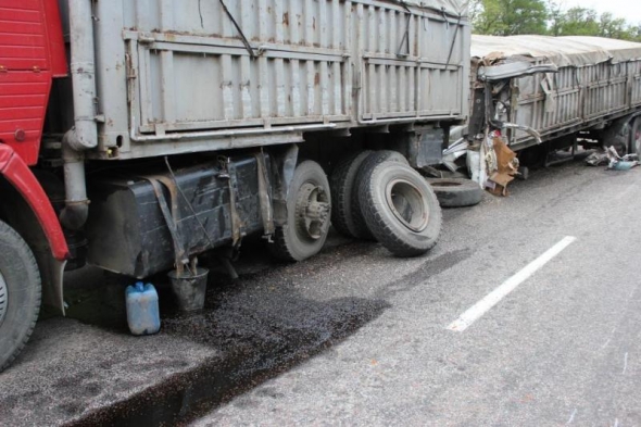 Микроавтобус с пассажирами врезался в грузовик "КамАЗ" с прицепом