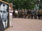 Девушки держат большой портрет Степана Бандеры
