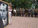 Дівчата тримають великий портрет Степана Бандери
