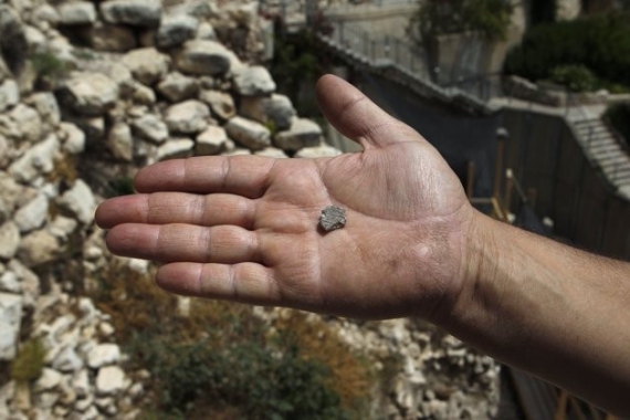 Печать размером с монету (1,5 см в диаметре) была обнаружена во время просеивания мусора, оставшегося после археологических раскопок у стен Старого Иерусалима