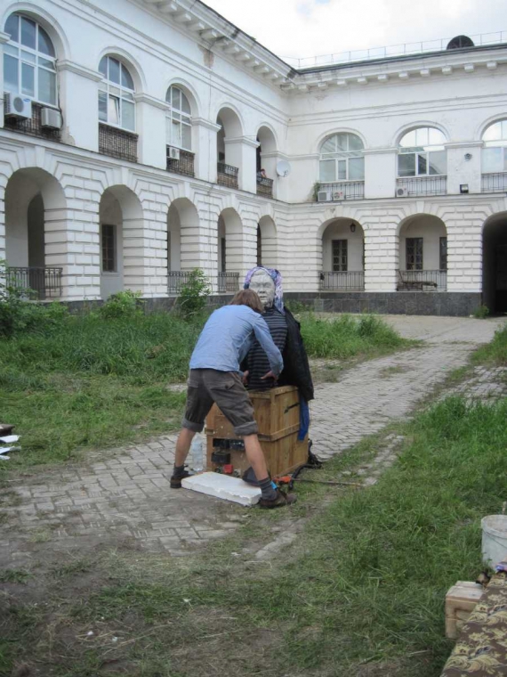 Активист создает стихийный памятник Януковичу