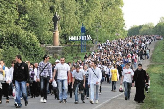 Прочани йдуть від міста Стрий на Львівщині до Гошівського монастиря, що на Прикарпатті. Подолавши 20 кілометрів, вступають в курортне місто Моршин. Серед паломників багато молоді