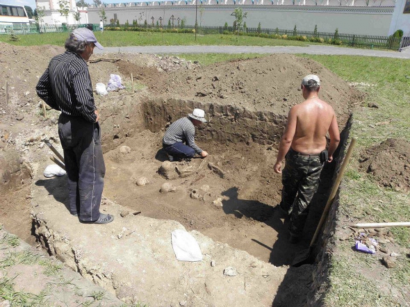 Археологи працюють на місці знахідки
