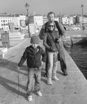 Український підприємець Денис Олейніков з донькою та сином на набережній в хорватському місті Ровінь