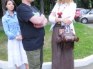 Писатель Андрей Кокотюха пришел в футболке с изображением Симпсонов и кепке.