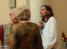 Депутат КМДА Олександр Бригінець. Через 40 хвилин після початку приїхали артисти Світлана та Віталій Білоножки. Привітати Оксану та Анжеліку прийшли також голова комітету Верховної Ради України з питань національної безпеки та оборони Анатолій Гриценко, член фракції Блоку “Наша Україна” Лілія Григорович. За день до презентації книги Оксана Білозір відзначала свій 55-річний ювілей