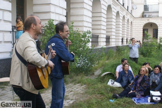 У Гостинному дворі два барди співають щось іронічне про Львів, який став столицею світу
