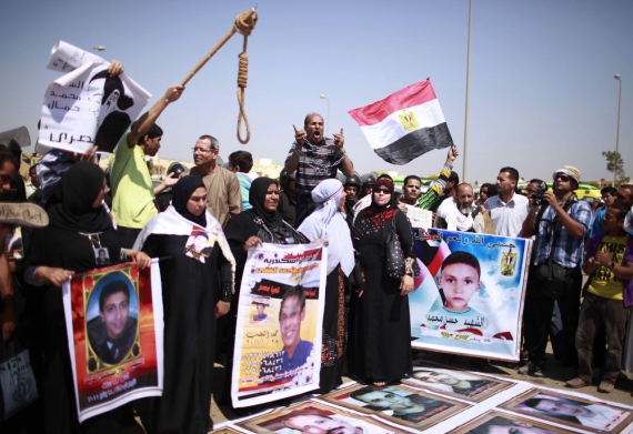 Біля будівлі суду перед засіданням зібрався багатотисячний натовп жителів Каїру