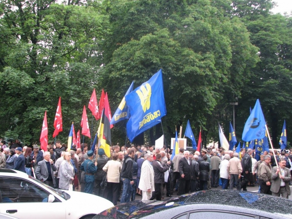 Близько тисячі людей зібралися біля Львівської обласної адміністрації