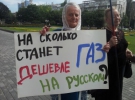 Женщина напоминает Колесниченко и Кивалову более важные предвыборные обещания Партии регионов