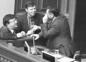Нардеп-”бютівець” Андрій Павловський (зліва направо), позафракційний Олег Ляшко та перший віце-спікер комуніст Адам Мартинюк спілкуються під час засідання Верховної Ради 6 червня