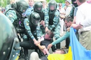 Міліціонери спецпідрозділу ”Беркут” відтягують від автозаків прихильників Віталія Запорожця. 30 травня ті вимагали випустити підсудного з Броварського райсуду Київської області