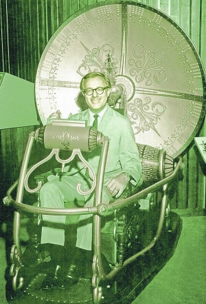 Американський фантаст Рей Бредбері позує у моделі машини часу. Знімок зробили в 1960-му