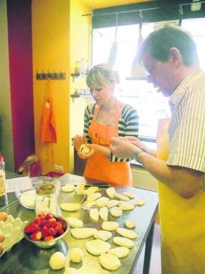 Шведка Софія Геніц та австрієць Хуберт Хубер готують кнедлики у празькій кулінарній школі ”Шеф Парейд”. Ліплять тісто із сиру, у нього загортатимуть полуницю