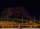 Величезна сцена, змонтована спеціально для фестивалю в пустинній місцевості біля Мертвого моря на тлі гори Масада, зібрала разом кілька сотень артистів