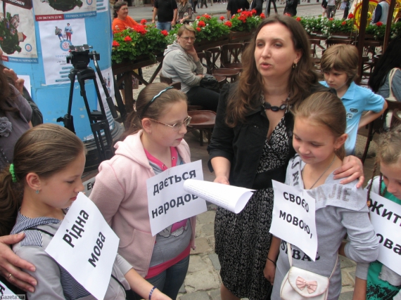 Писательница вывела детей на защиту украинского языка