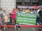 Активисты держат в руках плакаты с надписями "Нет убийству бездомных животных!", "Бойкот длительному чемпионату!" и другие.
