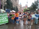 На нескольких людях "окровавленные" футболки, а еще в некоторых надписи на одежде "F*сk evro".