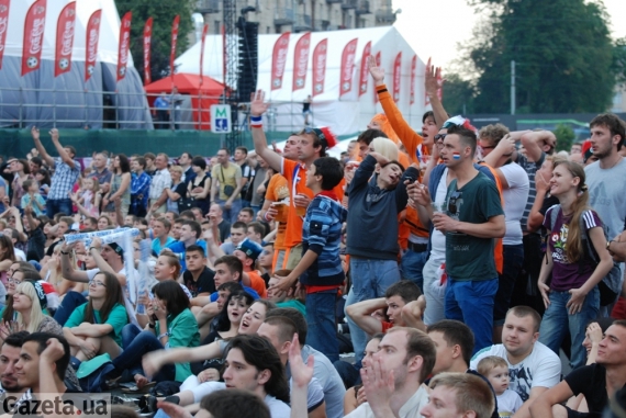 Голандці та українці вболівають за збірну Нідерландів на Майдані Незалежності
