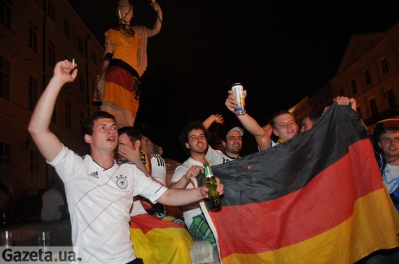 Немецкие фаны вчера праздновали победу своей сборной без громкого размаха